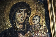 Στον Πατρ. Ναό του Αγ. Γεωργίου: Η βυζαντινή Παναγία η Παμμακάριστος (κοντινό της ψηφιδωτής εικόνας)