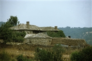 Ρούσσα, ΝΑ πλαγιές της Ροδόπης στο Νομό Έβρου (1982): Πομάκικο αγροτόσπιτο με παράσπιτο