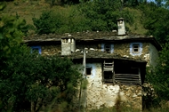 Μύτικας, ημιορεινός οικισμός στις πλαγιές της Ροδόπης (1982). Εγκαταλελειμμένο σπίτι