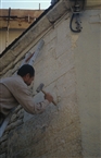 Μονή Πηγής, Μπαλουκλί (φθινόπωρο 2000): Χτίστης σε σκάλα στην εξωτερική πλευρά του περιβόλου