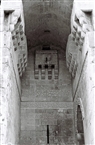 Ο πυλώνας του Κάστρου: μια παγίδα με την πύλη της εισόδου (με τα φίδια) στα δεξιά