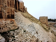 Χαλεπινό Κάστρο: Η νότια πλακοστρωμένη πλαγιά του οχυρωμένου λόφου