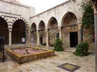 Χαλέπι εντός των τειχών (το 2009). Στην κεντρική αυλή με τη δεξαμενή του Νοσοκομείου-Ασύλου Bimaristan Arghun al-Kamili (1354)