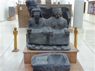 Από την αραμαϊκή Γκουζιάνα / Tell Halaf (10ος-9ος αι. π.Χ.): Ζεύγος θεοτήτων (;) μπροστά σε βωμό προσφορών
