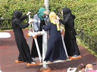 Τέσσερα κοριτσάκια τραμπαλίζονται στο πάρκο του Δήμου Φατίχ (τη βυζαντινή κινστέρνα του Άσπαρος)