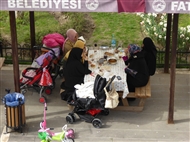 Νεαρές γυναίκες γευματίζουν στο πάρκο του Δήμου Φατίχ (τη βυζαντινή κινστέρνα του Άσπαρος)