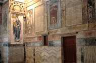 Στον κυρίως ναό της Χώρας: Ο νότιος τοίχος με την ορθομαρμάρωση κι αριστερά η ψηφιδωτή εικόνα της Θεοτόκου