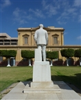 Το άγαλμα του μεγάλου ευεργέτη Μικέ Κ. Σαλβάγου (1875-1948) ατενίζει τη Σαλβάγειο (Αλεξάνδρεια το 2012)