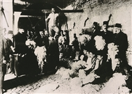 Γιοζγκάτη, 1900: Ο μεγαλέμπορος Παύλος Γιαννάς και οι διευθυντές της επιχείρησής του παρακολουθούν τη διαλογή του μαλλιού («τιφτίκι»)