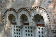 Καθολικό της βυζαντινής Μονής της Παναγίας Σκριπούς (εξωτερικό): Τρίλοβο παράθυρο στη βόρεια πλευρά