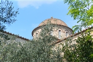 Ο τρούλος (εξωτ.) του καθολικού της βυζαντινής Μονής της Παναγίας Σκριπούς