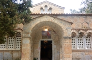 Η είσοδος του καθολικού της βυζαντινής Μονής της Παναγίας Σκριπούς
