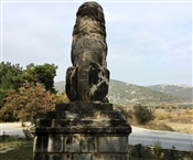Λέων Αμφιπόλεως: η πίσω πλευρά του μνημείου που αντικρίζει τον Στρυμονικό κόλπο