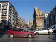 Θεσσαλονίκη, η Αψίδα του Γαλέριου (Καμάρα) ανάμεσα στ' αυτοκίνητα στην Εγνατία (το 2012)