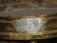 «ΑΦΙΕΡΩΜΑ / ΤΩΝ ΑΔΕΛΦΩΝ / ΑΓΙΟΥ ΦΑΝΟΥΡΙΟΥ / 1913» επιγραφή σε κηροπήγιο στον γυναικωνίτη της Αγ. Ευφημίας