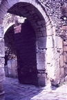 Αχρίδα (Μάρτιος 1983): Η καμαρωτή είσοδος με τη βαριά θύρα του πυλώνα της Άνω Πύλης του μεσαιωνικού Κάστρου της Αχρίδας