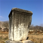 Ντικιλί Τας, μνημείο Ρωμαίου αξιωματικού κοντά στους Φιλίππους
