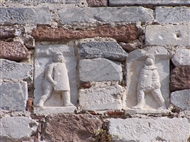 Δύο παραστάσεις μονομάχων στον μεσαίο πύργο του Μεγάλου Περιβόλου (κοντινό)