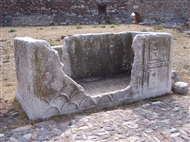 Η ρωμαϊκή σαρκοφάγος, που χρησιμοποίησαν (το 1383;) οι Γατιλούζοι