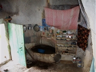 Στη Σινασό (το 2006): Τα κουζινικά της γερόντισσας στο υπόσκαφο σπιτικό της