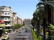 Το μεσαιωνικό Κάστρο της Δαμασκού (στο βάθος) από τον δρόμο που συνδέει τη νέα με την παλαιά πόλη (το 2005)