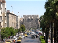 Το μεσαιωνικό Κάστρο της Δαμασκού (στο βάθος) από τον δρόμο που συνδέει τη νέα με την παλαιά πόλη (το 2005)