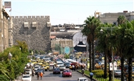 Από τη νέα προς την παλαιά πόλη: το μεσαιωνικό Κάστρο της Δαμασκού (αρ.) και η είσοδος του σκεπαστού Σουκ Χαμιδιέ (δεξιά)