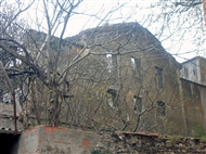 Παναγία Παραμυθία / Βλαχσαράι στο Φανάρι (το 2007): Η πρόσοψη του καμένου ναού πάνω από τον περίβολο
