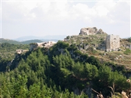 Το μεσαιωνικό Κάστρο Σαγιούν / Κάστρο «του Σαλαντίν» με τον βυζαντινό πύργο στην κορυφή του λόφου (το 2005)