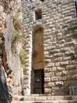 Η είσοδος του Κάστρου Σαγιούν / Κάστρο «του Σαλαντίν» στη Ν πλευρά του οχυρού