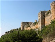 Η νότια πλευρά της οχύρωσης του Σαγιούν / Κάστρο «του Σαλαντίν» (το 2005)