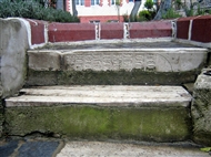 Αγία Παρασκευή Χάσκιοϊ: Ταφόπλακες-σκαλοπάτια (σε δεύτερη χρήση) στον πρώτο κήπο