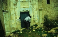 Ο υπεύθυνος του τουρισμού της περιοχής ξεκλειδώνει την πόρτα του Αγίου Ιωάννη στην Ίμερα