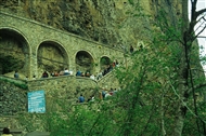 Τα ανακαινισμένα εξωτερικά κτίσματα πριν από τον πυλώνα της Μονής Σουμελά (2003)