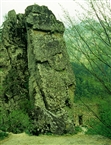 Ο ορθοκομμένος βράχος και δίπλα τα ερείπια του κελιού της Αγίας Βαρβάρας