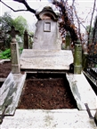 Στο Ρωμαίικο Κοιμητήριο το 2014: τάφος με επιγραφές στα καραμανλίδικα και στα ελληνικά (από όπου έχει αφαιρεθεί ένα γλυπτό!)