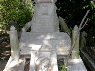 Ρωμαίικο Κοιμητήριο Κουζκουντζούκ. Ο τάφος της οικογένειας Γιεμενιδζόγλου το 2010, πριν από την αφαίρεση της ανάγλυφης πλάκας