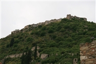 Μυστράς: Το Κάστρο στην κορυφή του λόφου, όπως φαίνεται από το Διαβατικό (τον πυλώνα της Μέσης Χώρας)