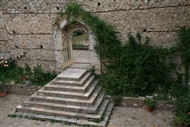 Μυστράς, Από τον αυλόγυρο του Αγ. Δημητρίου: η είσοδος με τα οκτώ σκαλιά