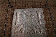 Μυστράς, Μητροπολιτικός ναός του Αγ. Δημητρίου: Ο δικέφαλος αετός των Παλαιολόγων στο δάπεδο του κεντρικού κλίτους