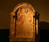 Μουσείο Μυστρά: Ένθρονος Παντοκράτορας σε μαρμάρινο προσκυνητάρι (1350-1380)