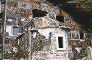 Η κτιστή προέκταση του υπόσκαφου καθολικού της Μονής Σουμελά (το 2003)