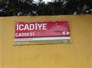 Αγίασμα Αγ. Παντελεήμονος: Η πινακίδα στην İcadiye Caddesi, τον κεντρικό δρόμο του βοσπορινού προαστίου (το 2017)