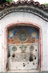 Μονή Μπάτσκοβο στην κεντρική Ροδόπη: Η κρήνη του 19ου αιώνα στον αυλόγυρο (κοντινό στην επιγραφή του 1917)
