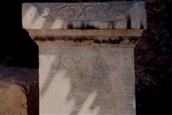 "ΑΓΑΘΗ ΤΥΧΗ ..." Το πάνω μέρος της τιμητικής στήλης για τον Κλαύδιο Ακύλα