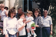 Μετά τη βάπτιση, η οικογένεια φωτογραφίζεται έξω από τον ναό του Αγ. Αθανασίου (Ιούνιος του 1993)