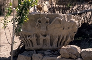 Σινασός: Πέτρινο σπάραγμα στον αυλόγυρο του ναού των αγ. Κωνσταντίνου και Ελένης (το 1994)