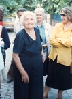 Ξαφνιασμένη και χαρούμενη που οι συμπατριώτες της θέλουν να δουν τα οικογενειακά παρεκκλήσια της Σωζούπολης