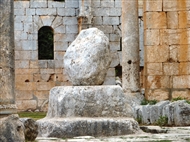 Μονή Συμεών Στυλίτη: Το απομεινάρι του κίονα του Στυλίτη στο κεντρικό οκταγωνικό «αίθριο»