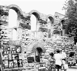 Μεσημβρία, Παλαιά Μητρόπολη (γνωστή και ως «Αγία Σοφία»): Τουριστικά μαγαζάκια έξω από τη νότια πλευρά του μνημείου το 1993
